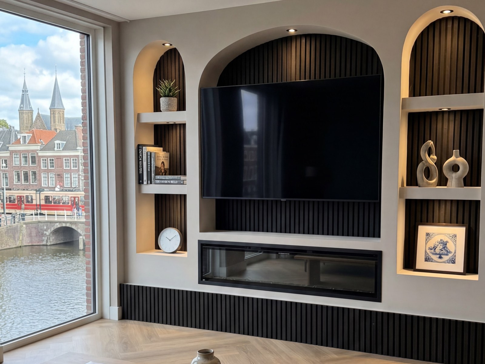 Cinewall met sfeerhaard: gestucte tv wand met boognissen, zwarte panelen, verzonken tv en brede inbouw haard in een appartement aan een Haagse gracht