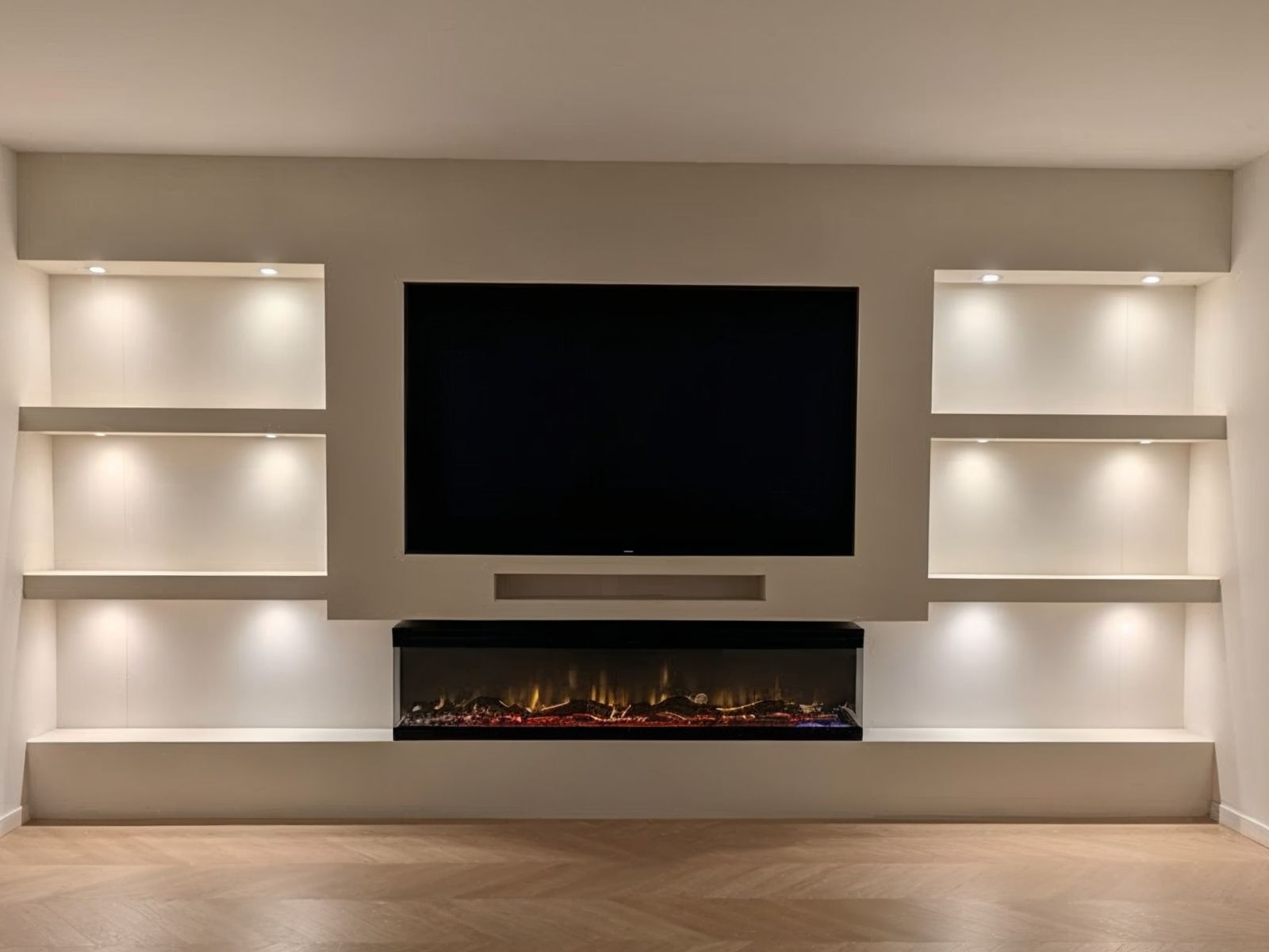 Wat kost een cinewall: tv wand op maat met zes verlichte nissen, een verzonken tv, soundbar-nis en brede elektrische haard boven een visgraatvloer