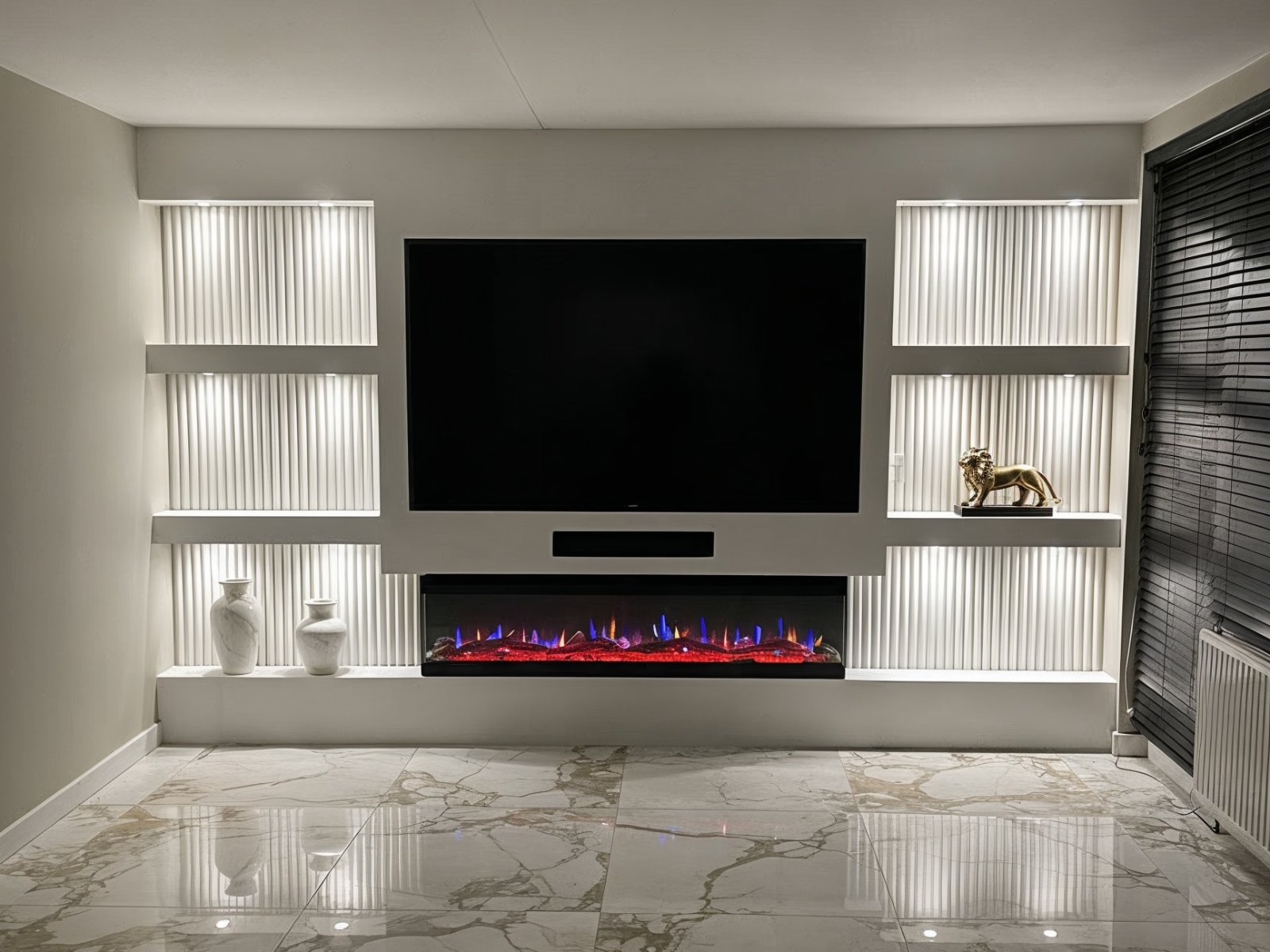 Cinewall met akoestische panelen in wit geribbeld reliëf, verlichte nissen naast de tv die galm in de kamer dempen