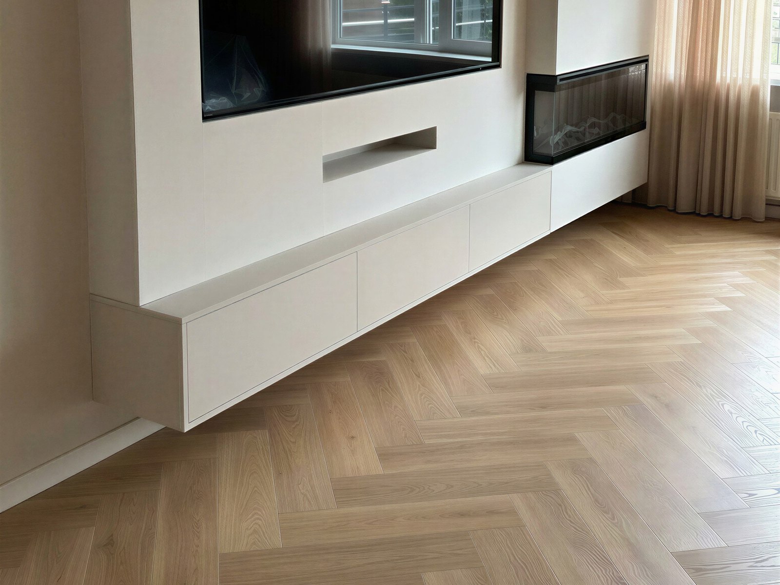Cinewall met kastruimte: zwevende kasten onder de tv met een elektrische haard rechts in de wand