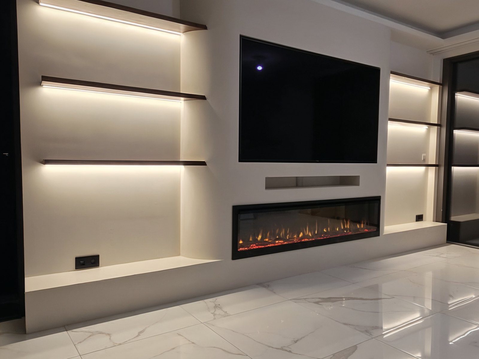 Cinewall op maat met ingebouwde elektrische haard, verzonken tv en verlichte nissen met zwevende planken in een moderne woonkamer