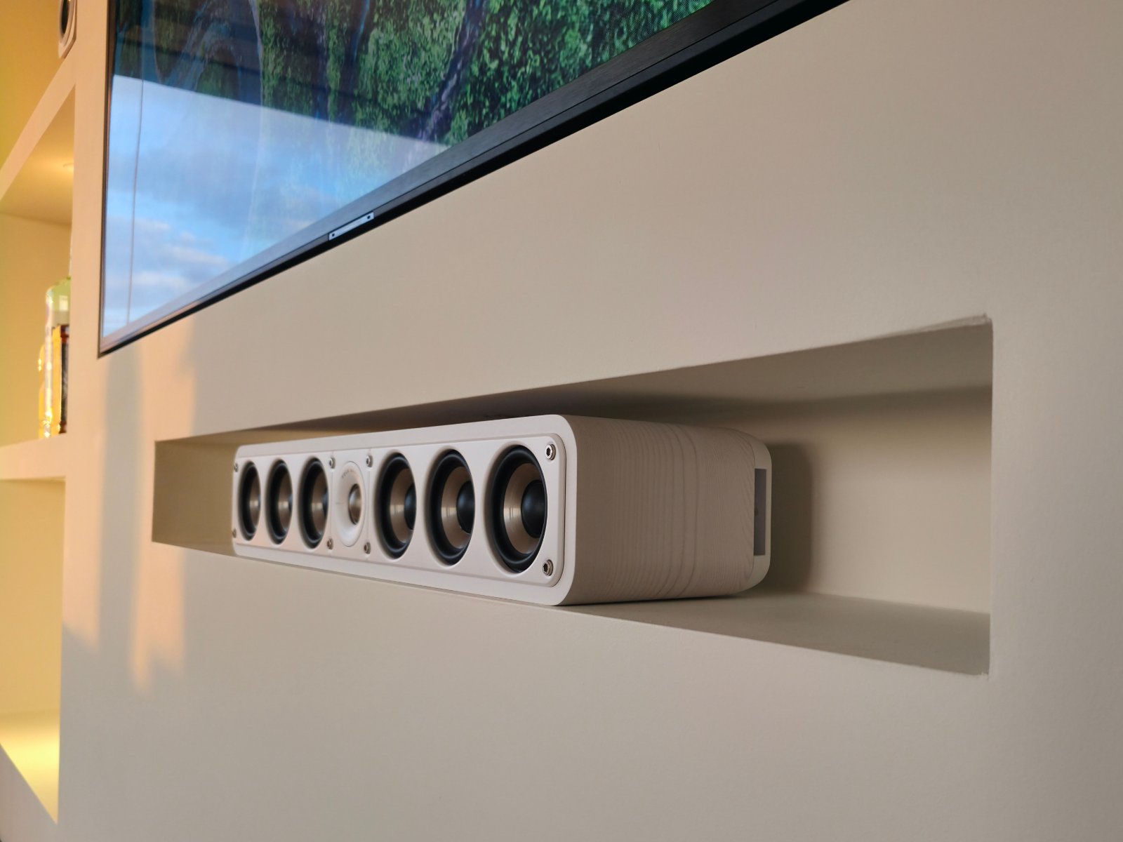 Cinewall met soundbar: de speaker strak weggewerkt in een uitgespaarde nis onder de televisie