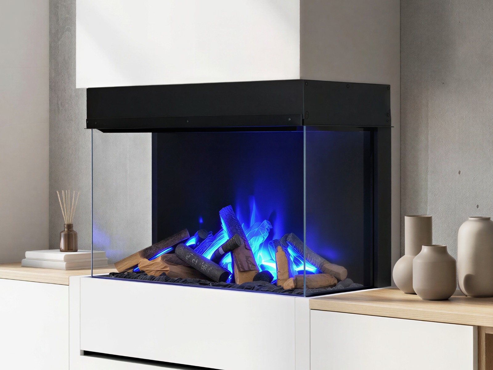 Dimplex Opti-myst waterdamp haard met blauw vlam- en rookbeeld in een wit tv meubel, naast de tv