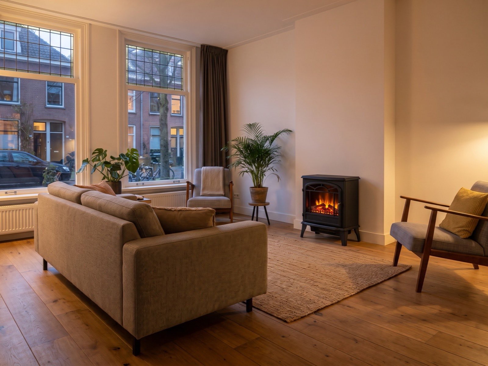 Vrijstaande elektrische haard als los kachelmodel in een woonkamer