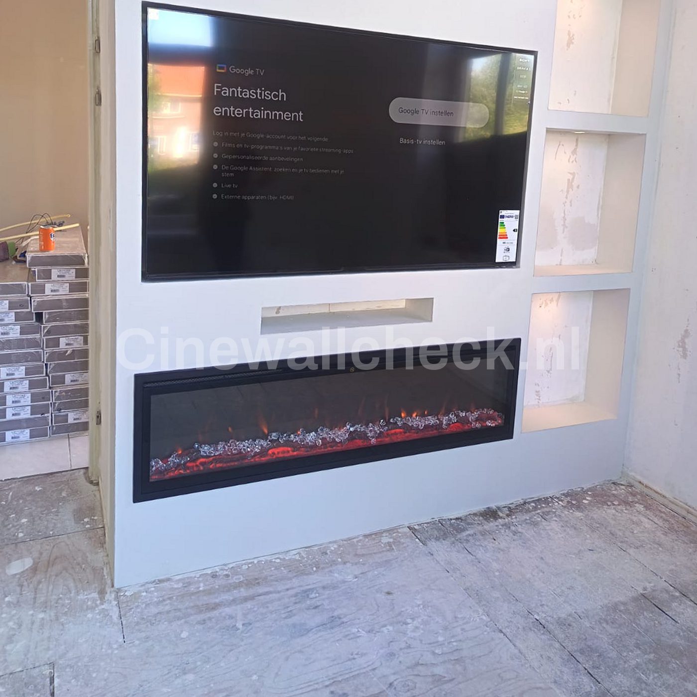 Cinewall met tv en brede elektrische haard, nog in aanbouw