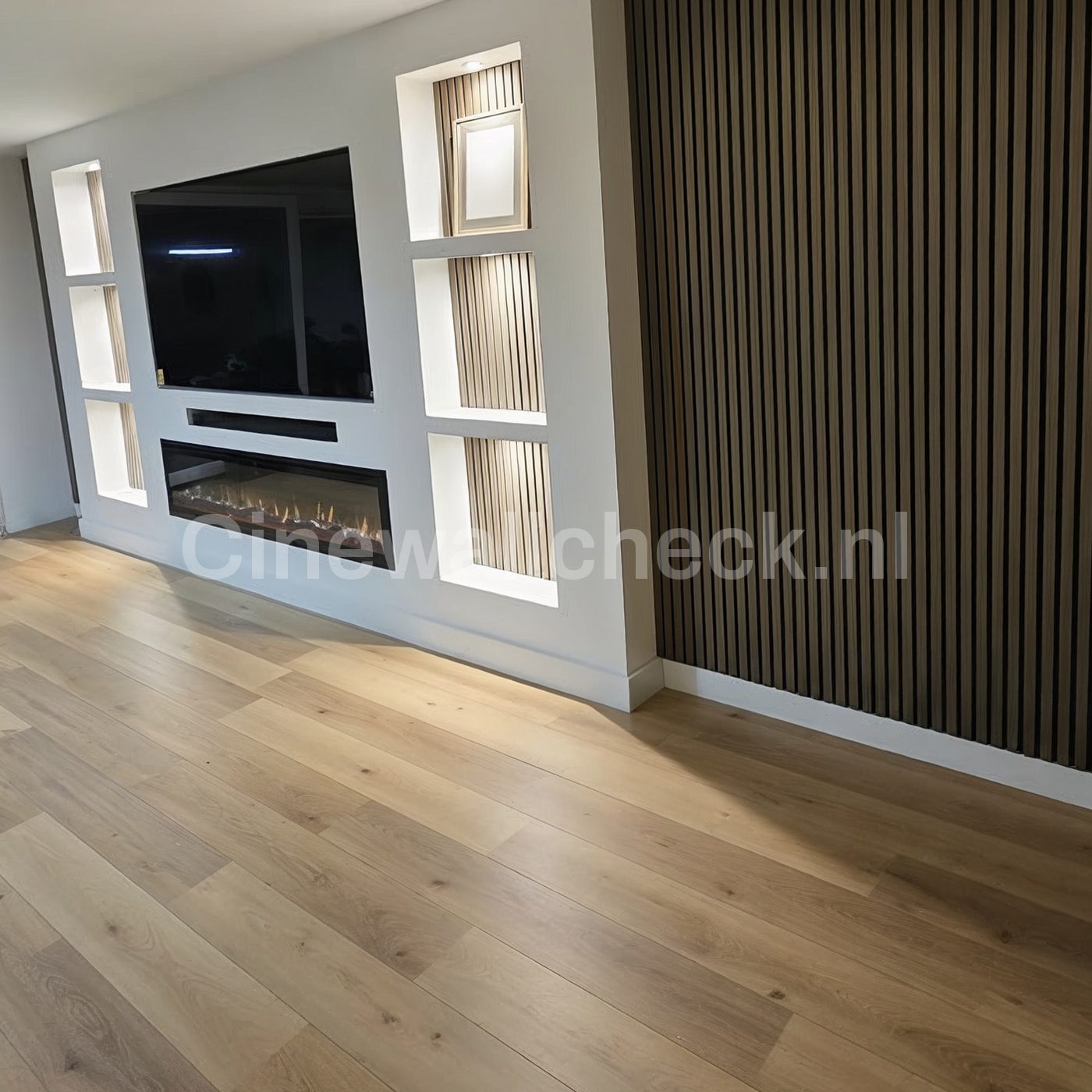 Cinewall met donkere houten panelen naast wit verlichte nissen