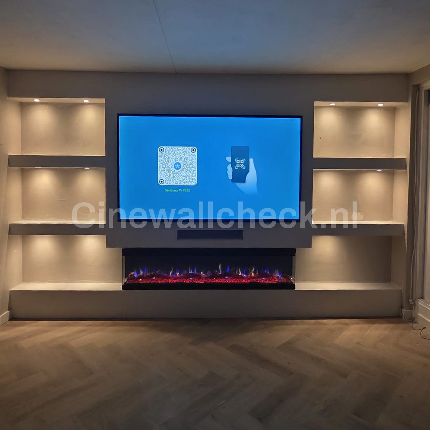 Cinewall met zes verlichte nissen rond de tv en een brede haard eronder