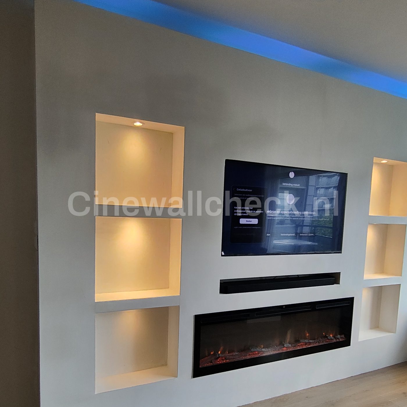 Cinewall met verlichte nissen aan weerszijden van de tv