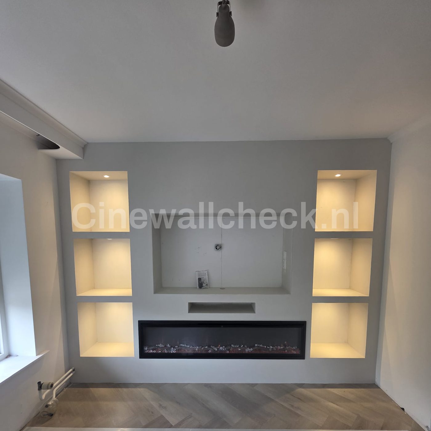 Cinewall met symmetrische nissen en de sfeerhaard recht onder de tv