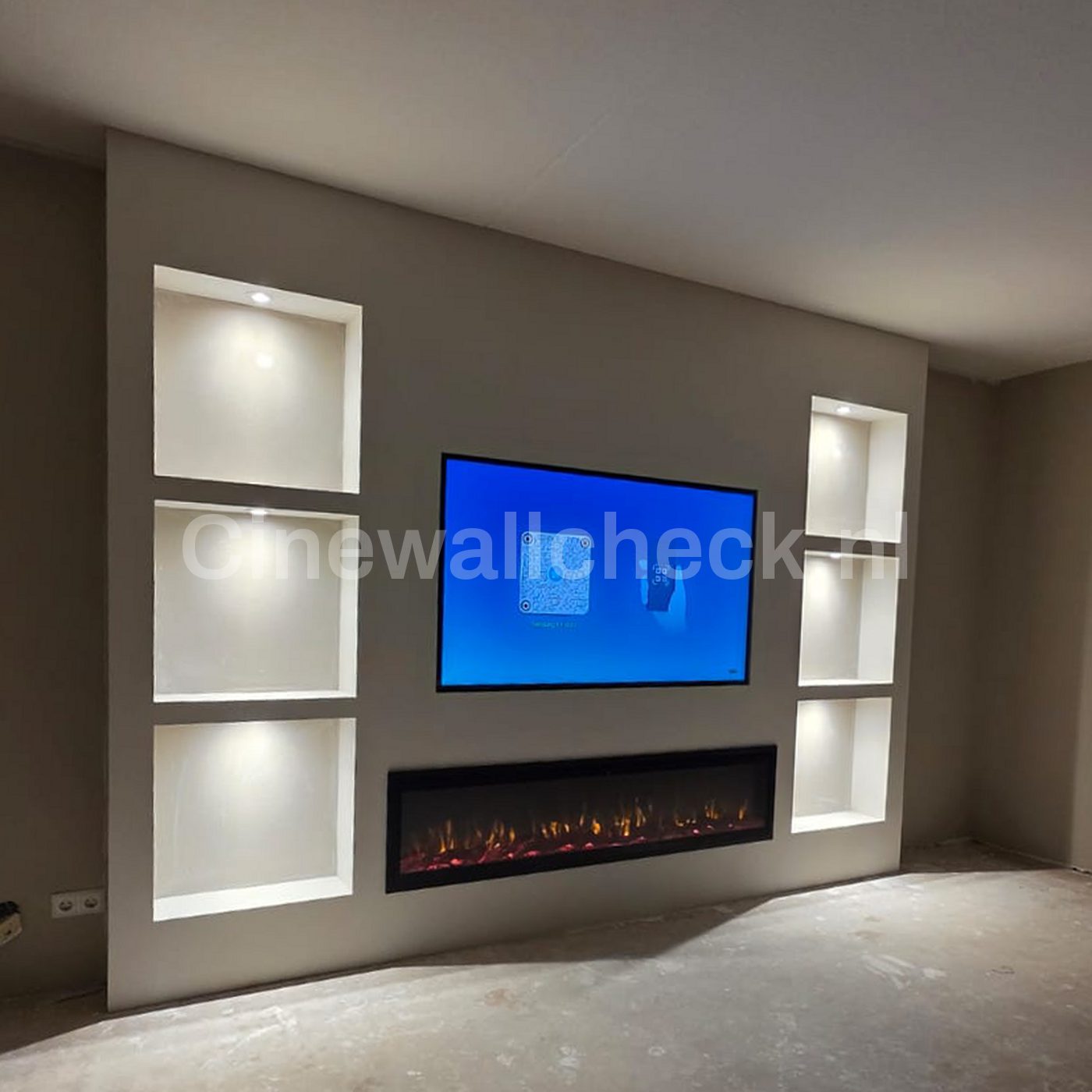 Cinewall met verlichte nissen en haard in een nog lege woonkamer