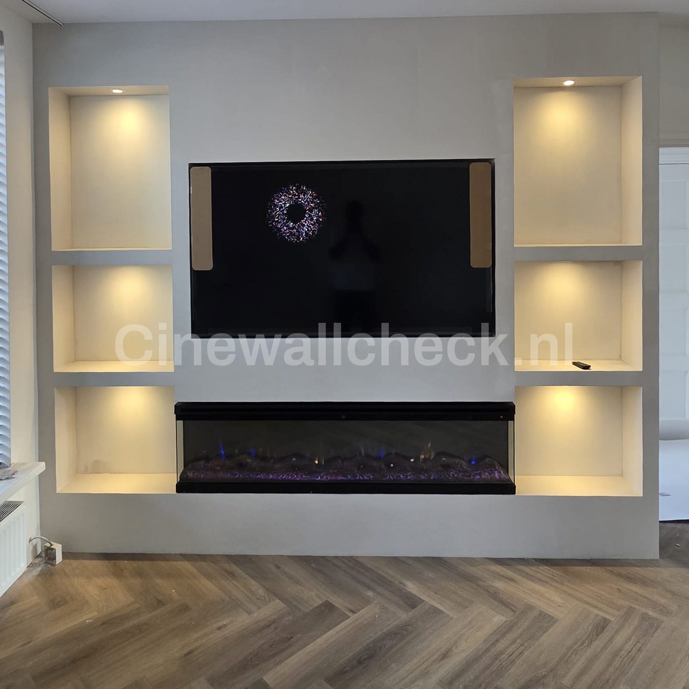 Cinewall met houten accenten naast de tv en verlichte nissen