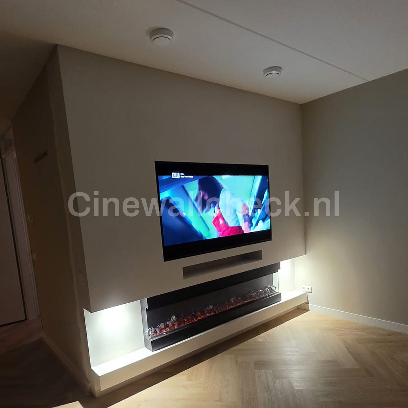 Zwevende cinewall met verlichting onder het meubel en een brede haard