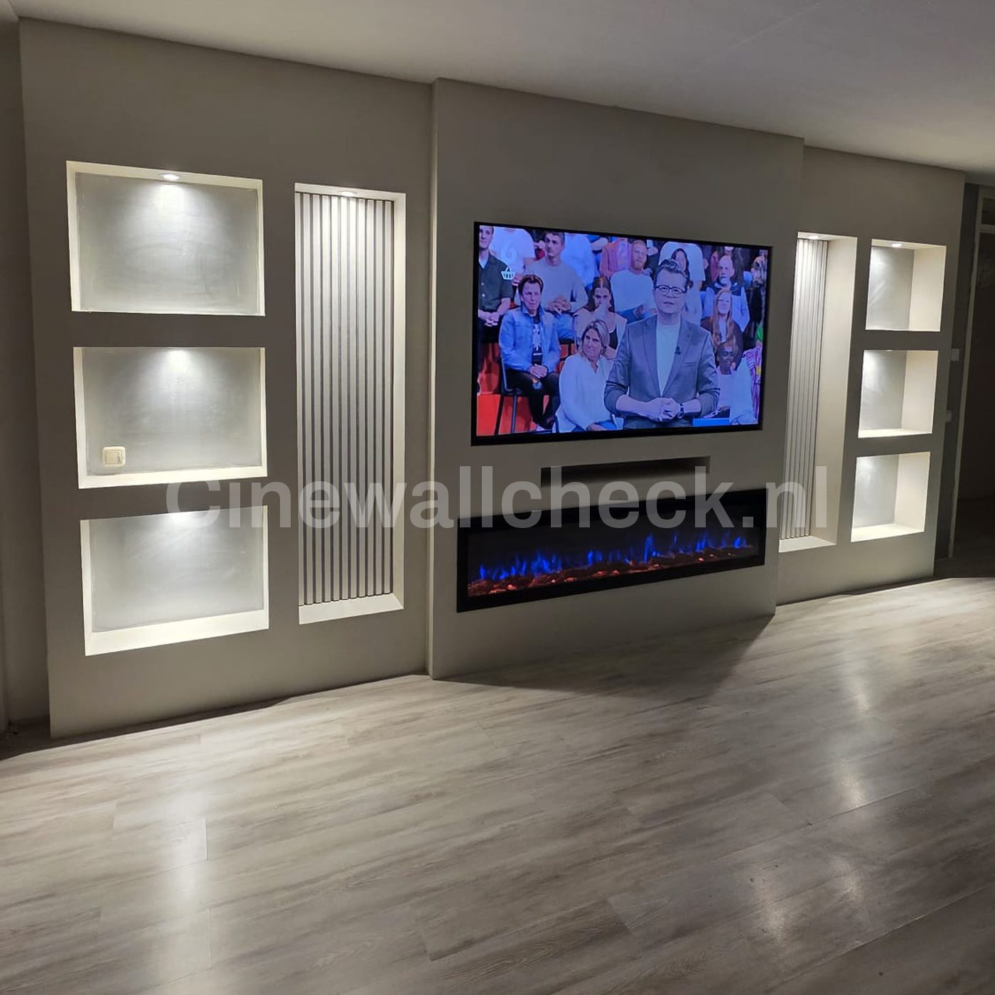 Cinewall met ribbelpanelen tussen de verlichte nissen