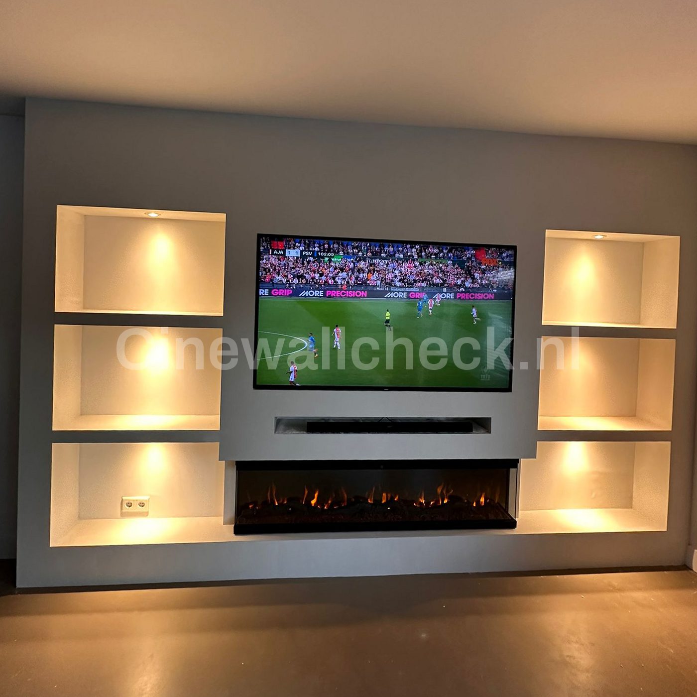 Cinewall met warm verlichte nissen en de tv in het midden