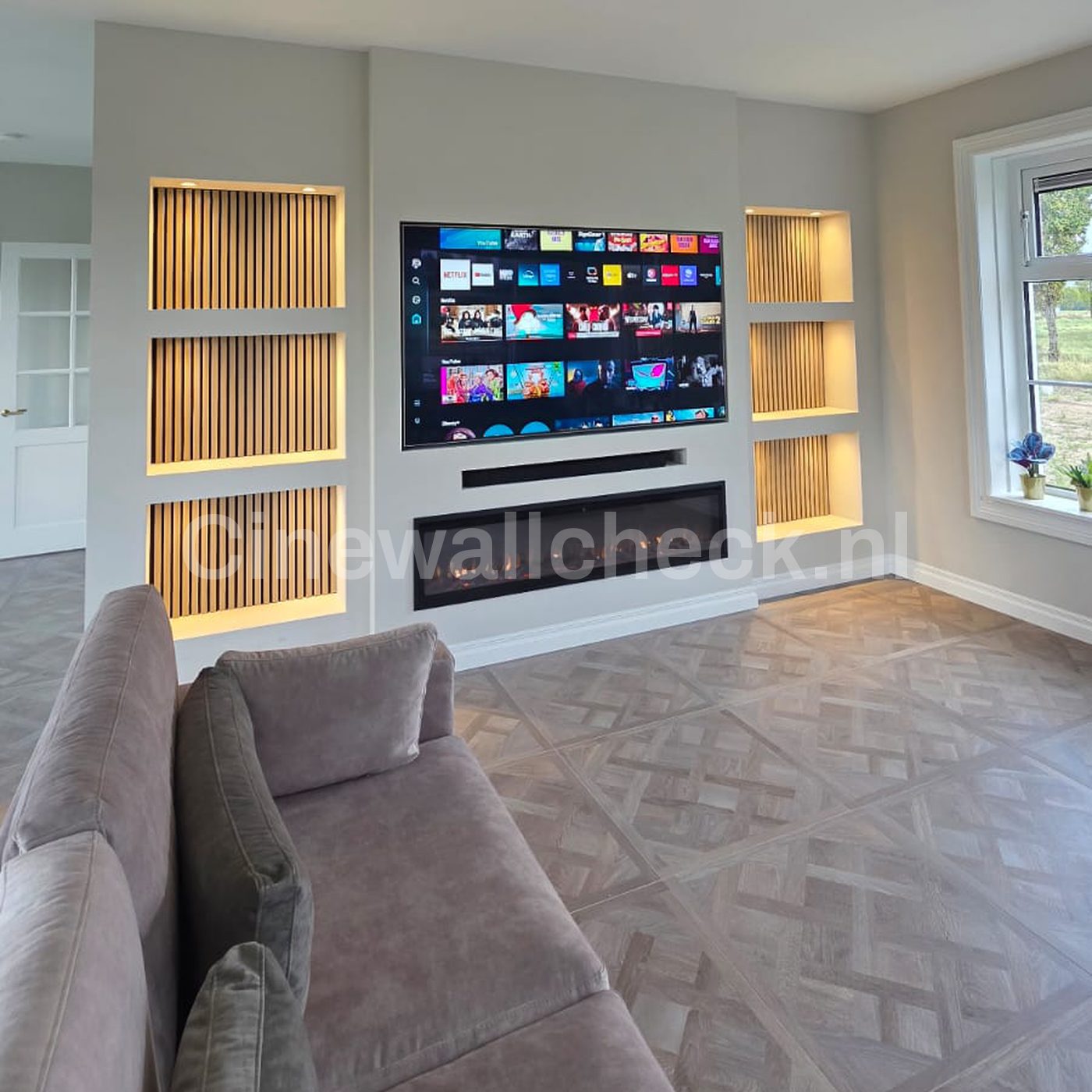 Cinewall met houten panelen in de nissen naast de tv