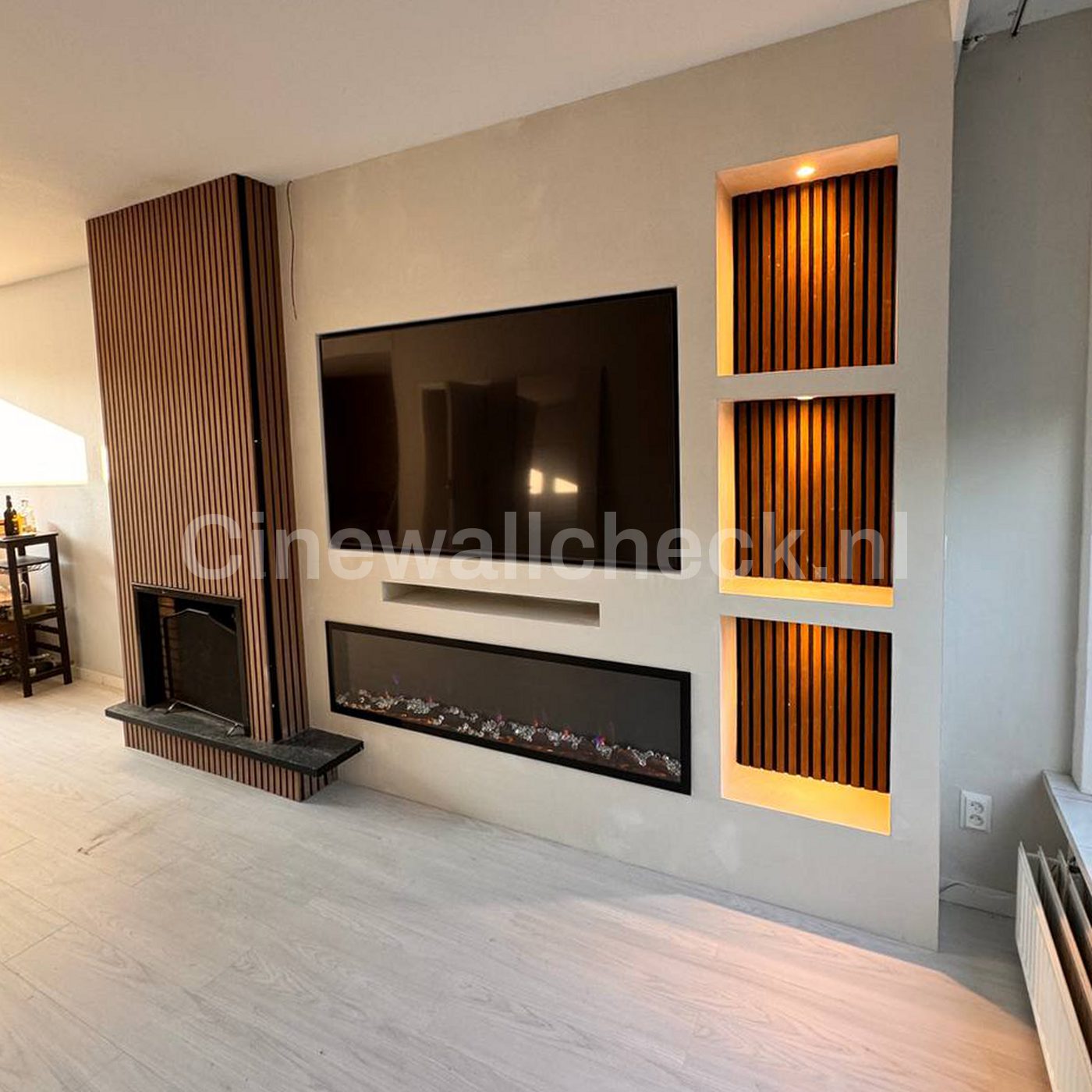 Cinewall met houten paneelwand en warm verlichte nissen
