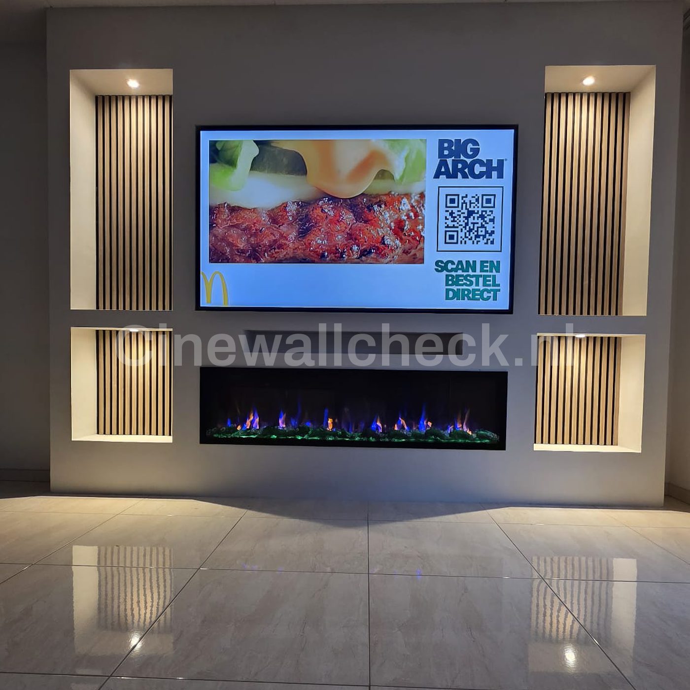 Cinewall met ribbelpanelen, tv en haard in een lichte ruimte