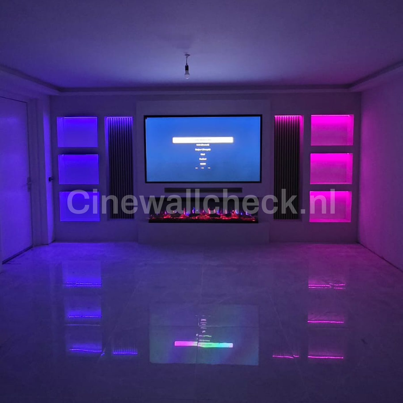 Cinewall met paarse en roze sfeerverlichting rond de tv