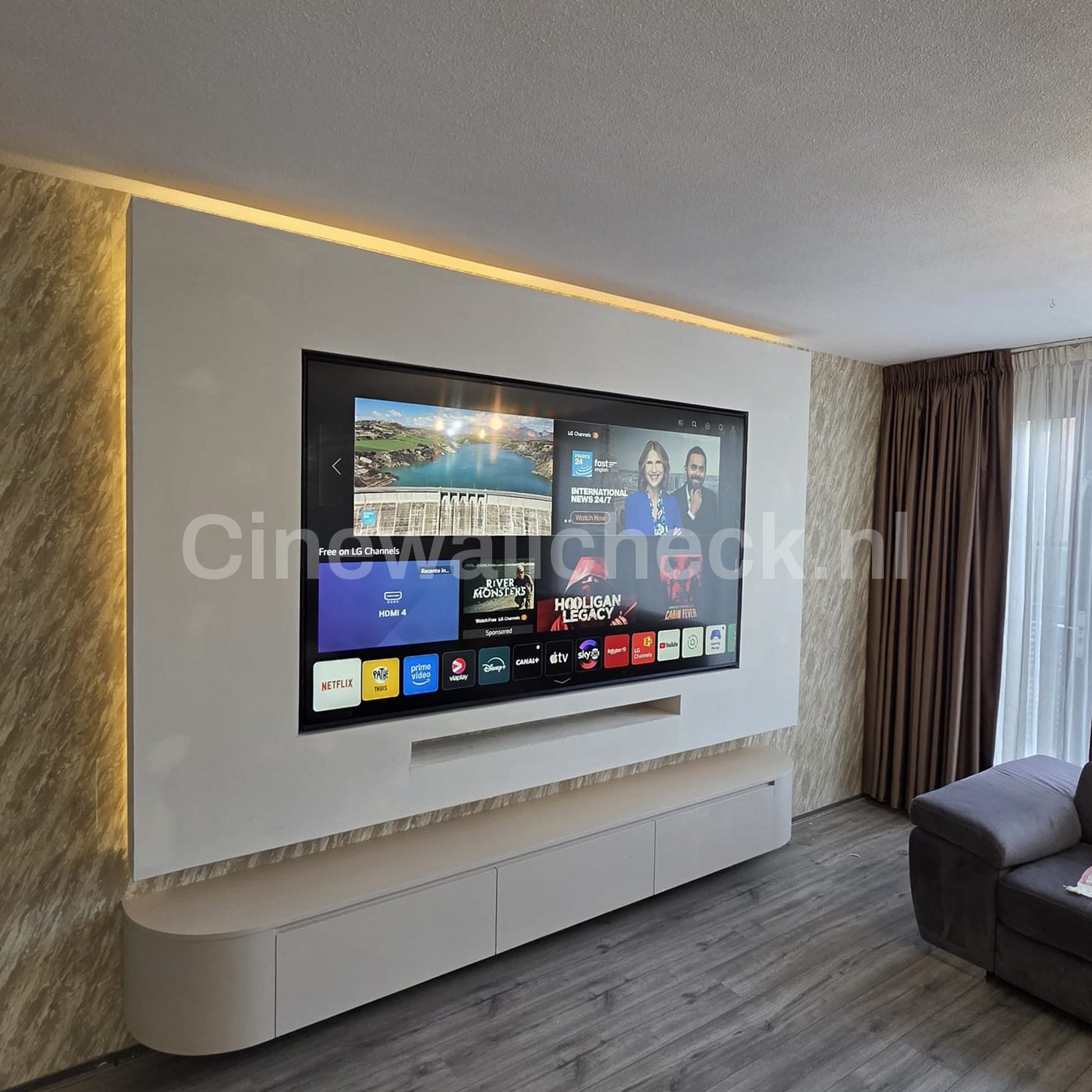 Cinewall met zwevend meubel en indirecte verlichting achter de tv
