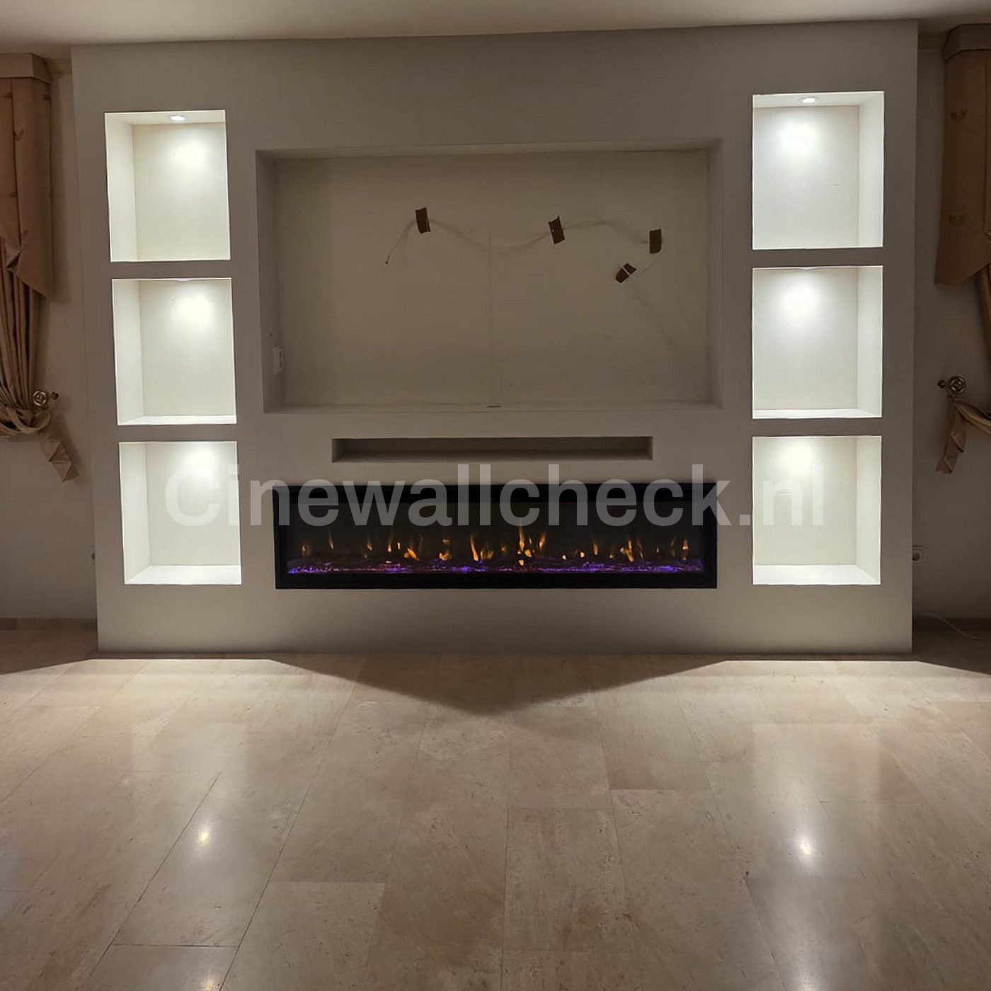 Cinewall met verlichte nissen en een brede haard in een lege kamer