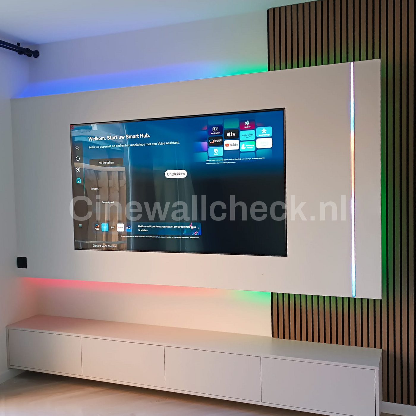 Cinewall met kleurverlichting en een zwevend meubel onder de tv
