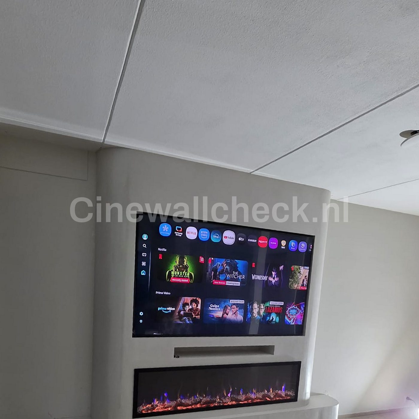 Cinewall met een verhoogde haardbank onder de tv