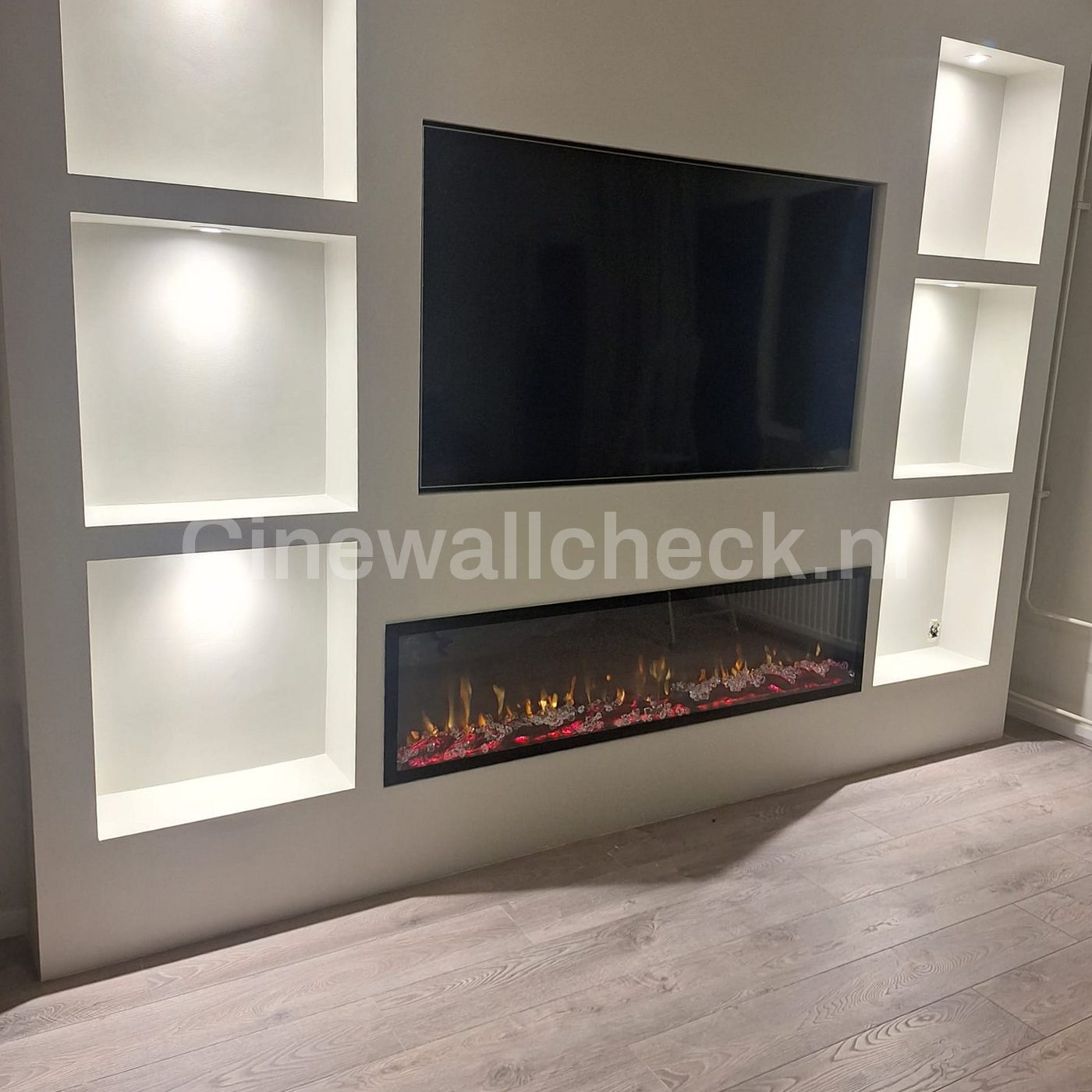 Cinewall met tv, haard en diepe nissen met spotjes