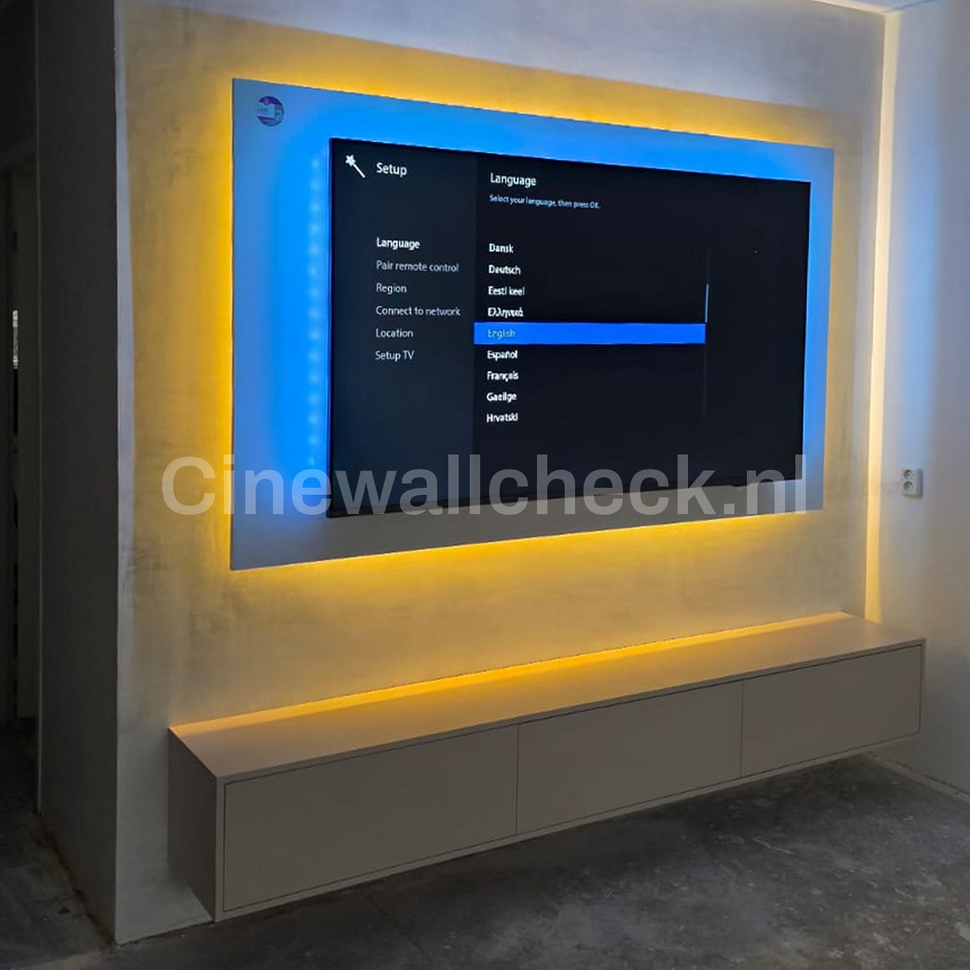 Cinewall met gele achtergrondverlichting rond de tv