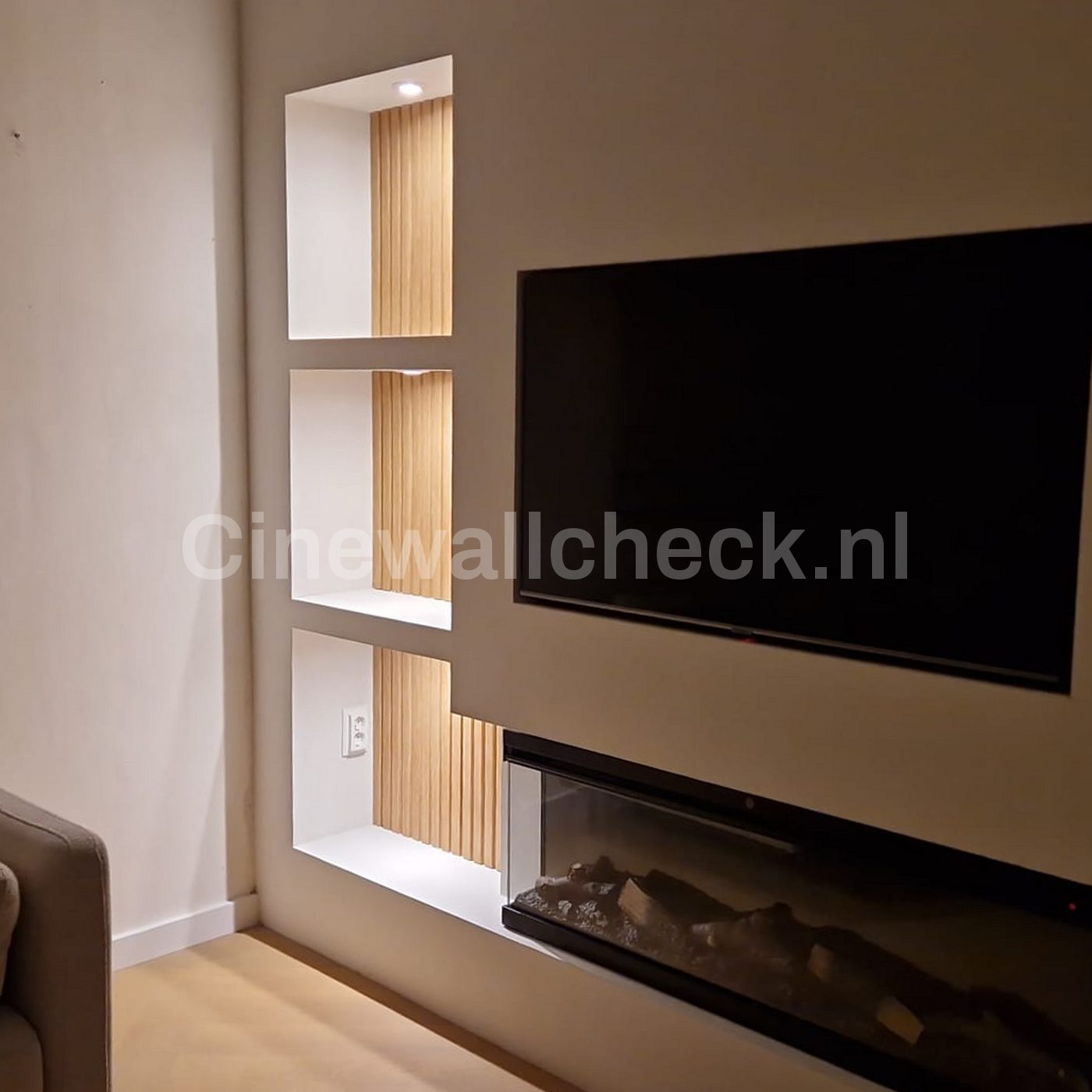 Cinewall met een houten nis en een ingebouwde haard