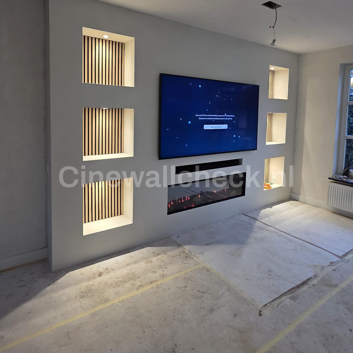 Cinewall met panelen, verlichte nissen en een brede haard
