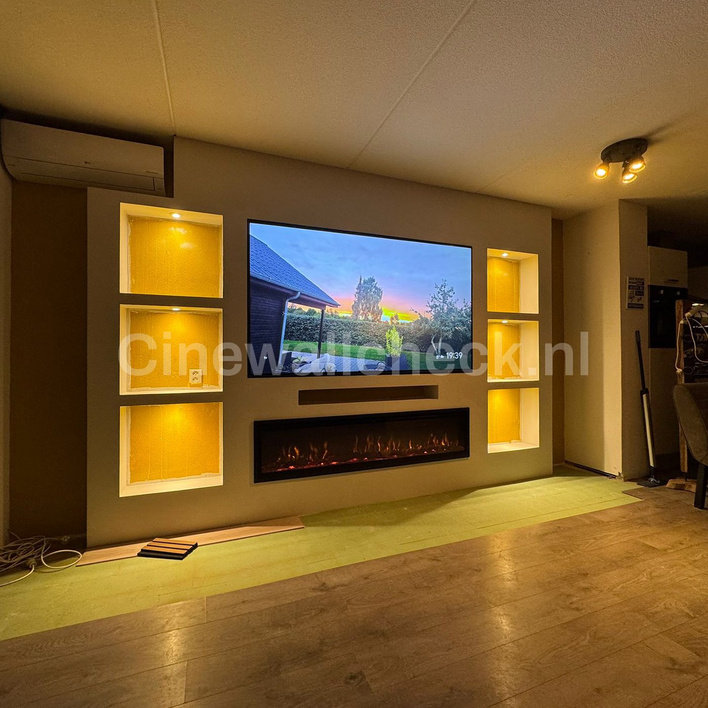 Cinewall met warme nisverlichting in een woonkamer