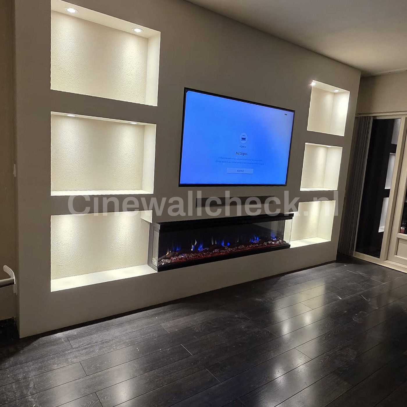 Cinewall met verlichte nissen boven een betonlook vloer