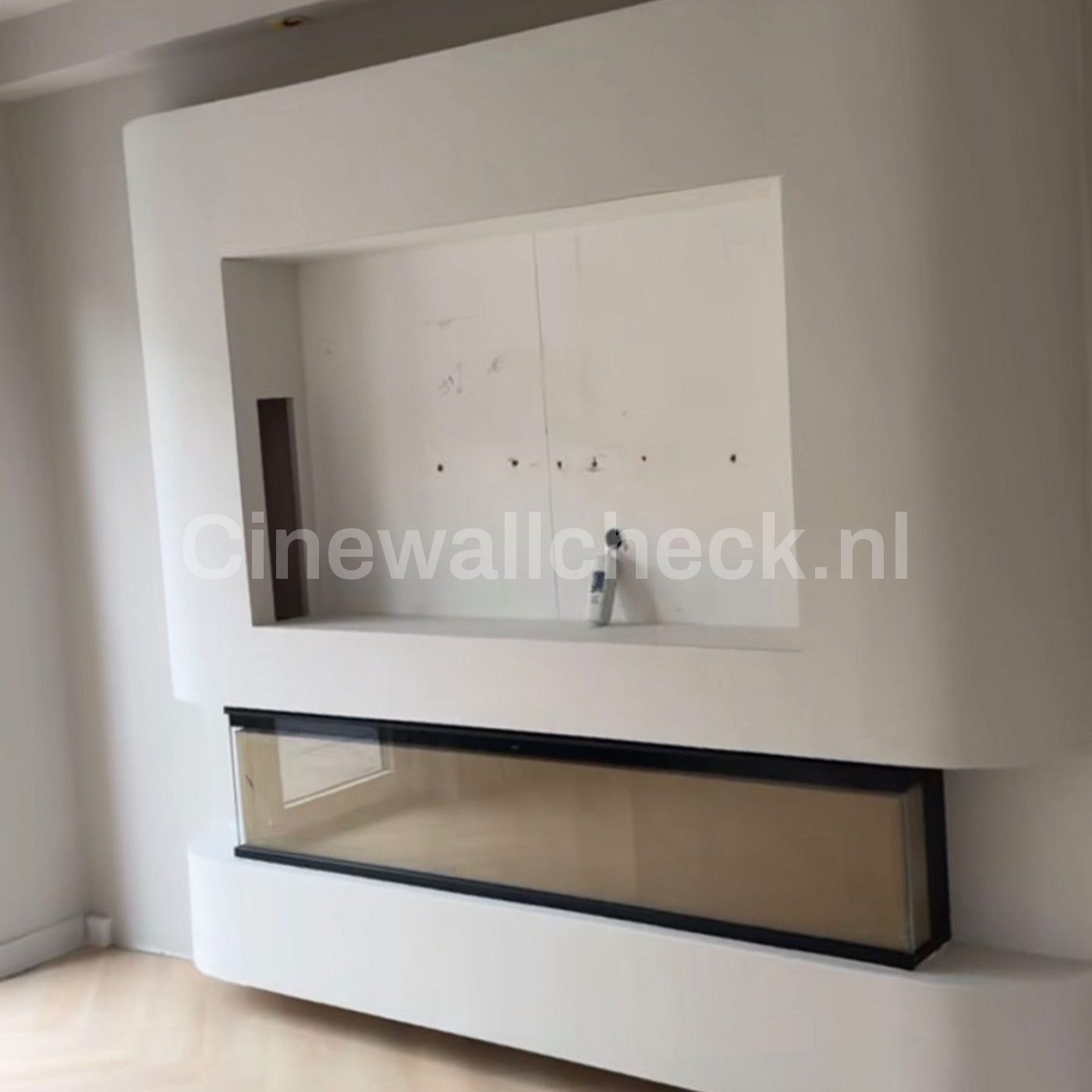Cinewall met strakke witte wand, uitsparing voor de tv en een haard
