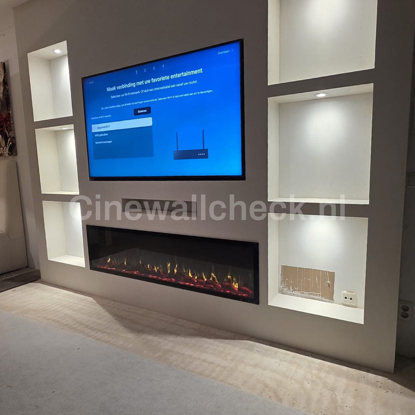 Cinewall met verlichte nissen rond de tv en de haard