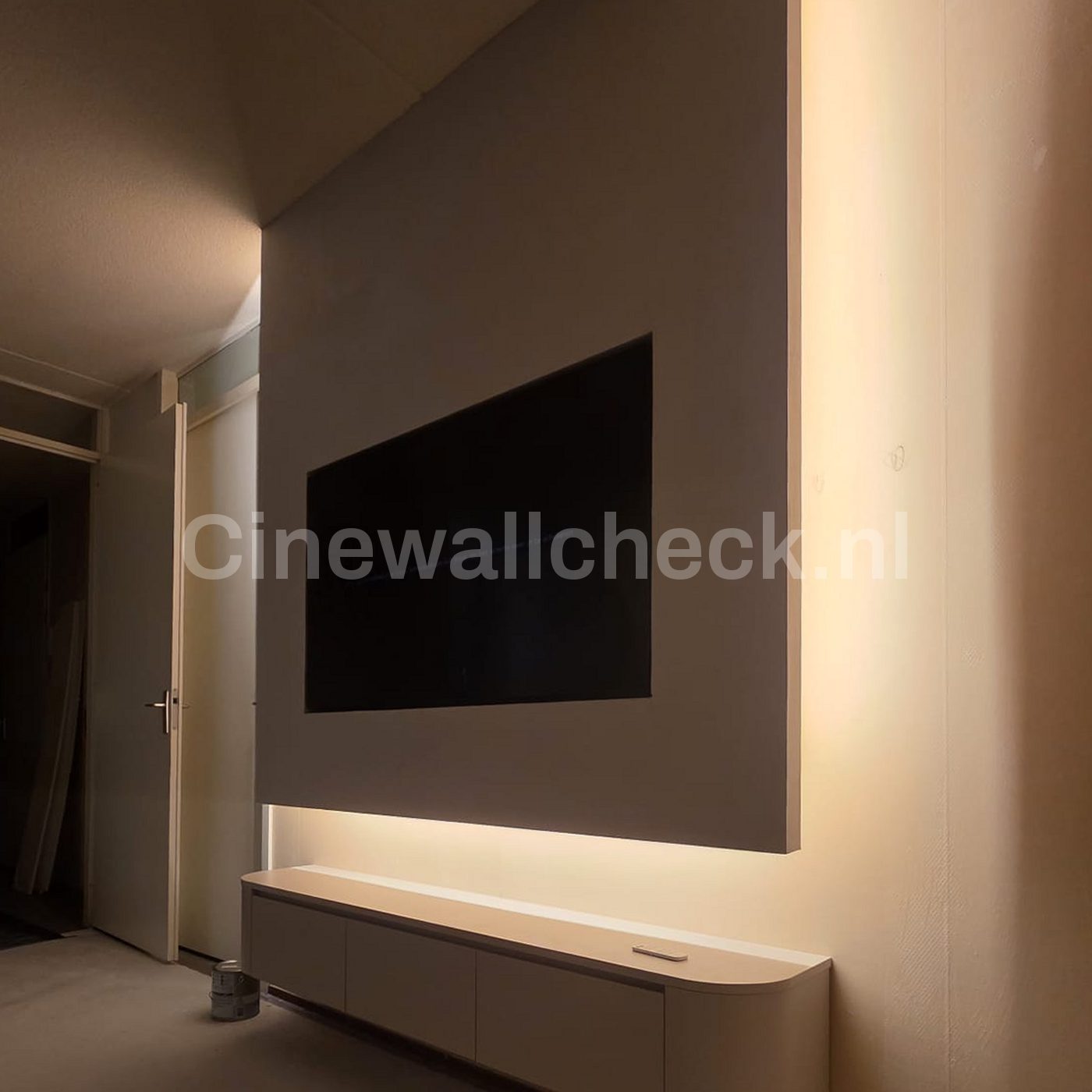 Minimalistische cinewall met tv en een zwevende plank