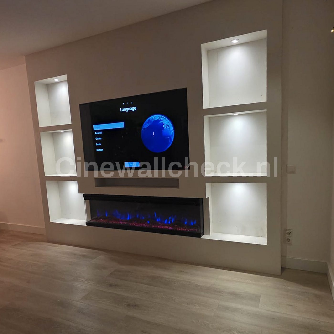 Cinewall met verlichte nissen en een brede sfeerhaard