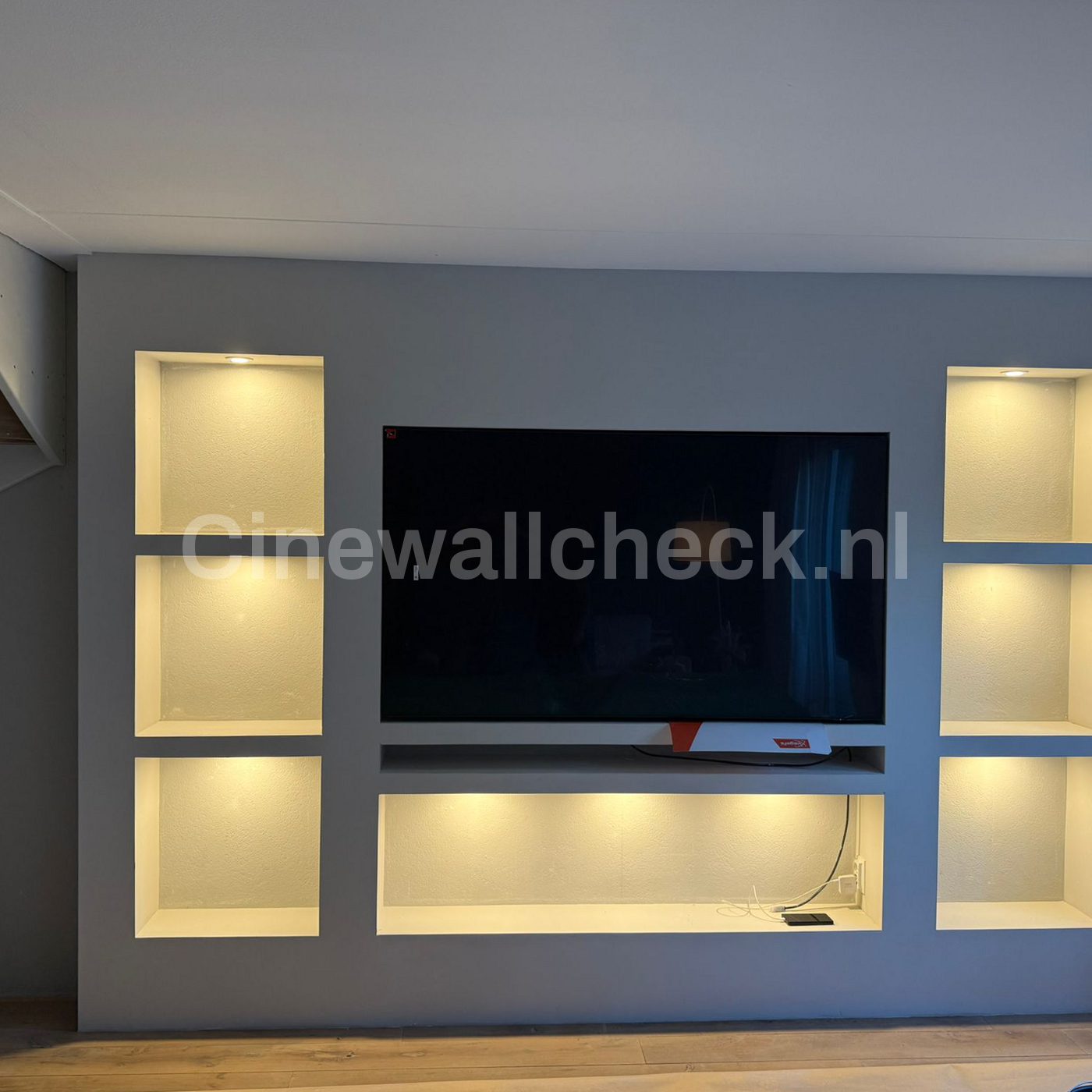 Cinewall met zes verlichte nissen rondom de tv
