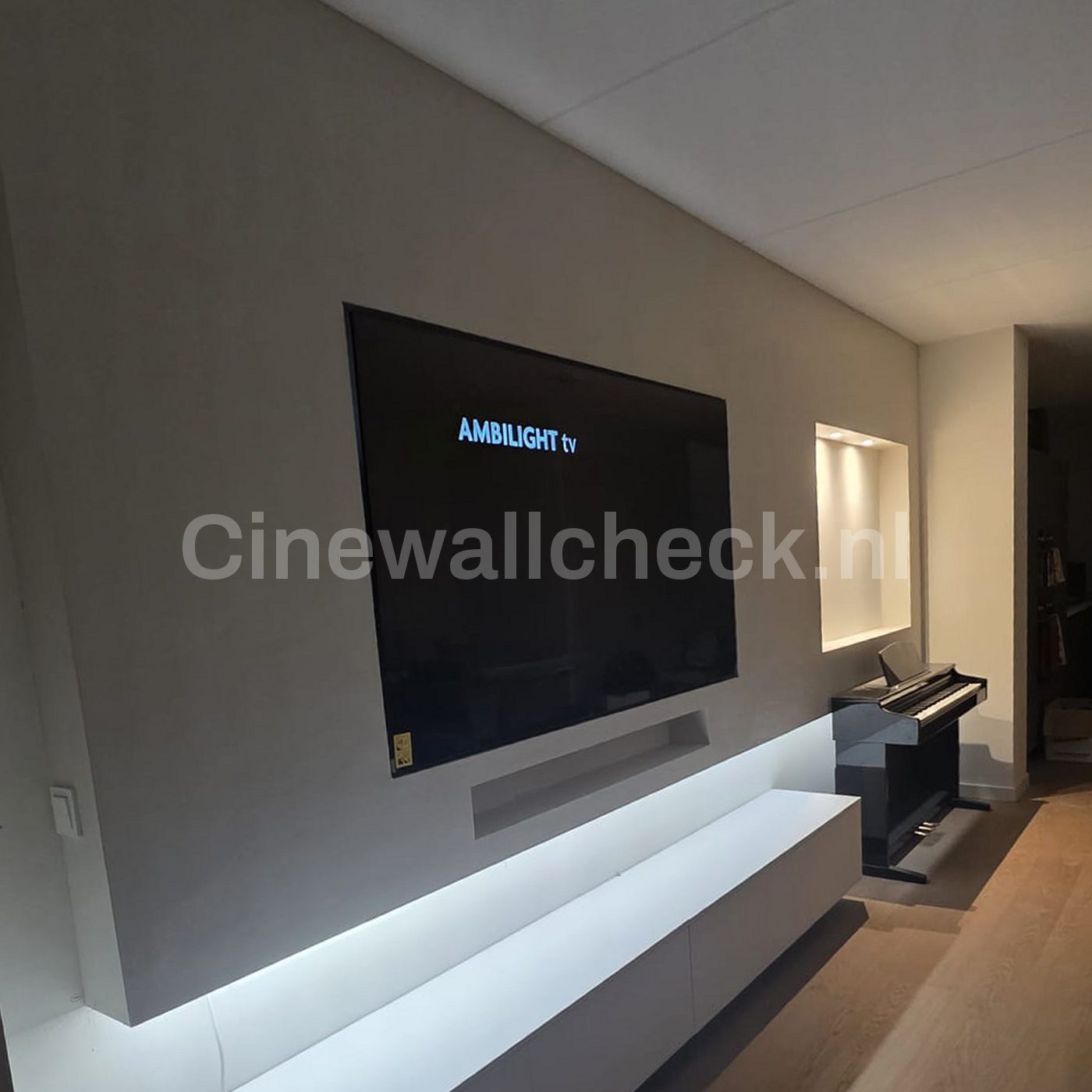 Cinewall met grijze wand, soundbar en een zwevend meubel