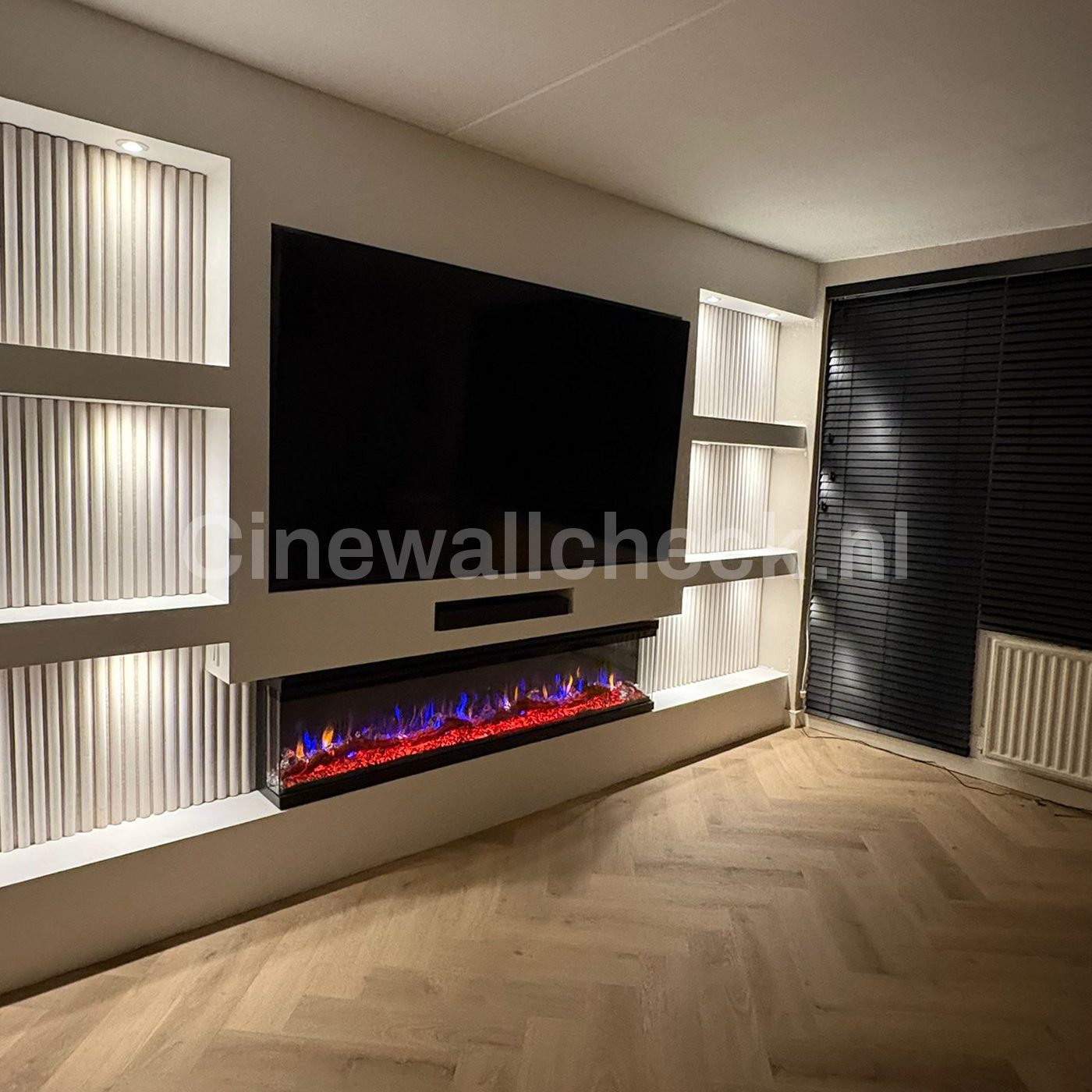 Cinewall met ribbelpanelen naast de verlichte nissen