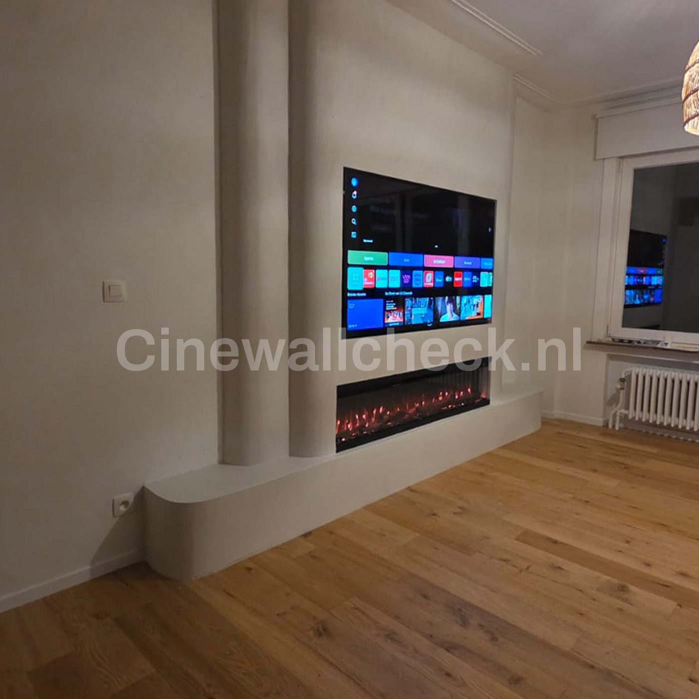 Cinewall met tv en haard in een klassiek ingerichte woonkamer
