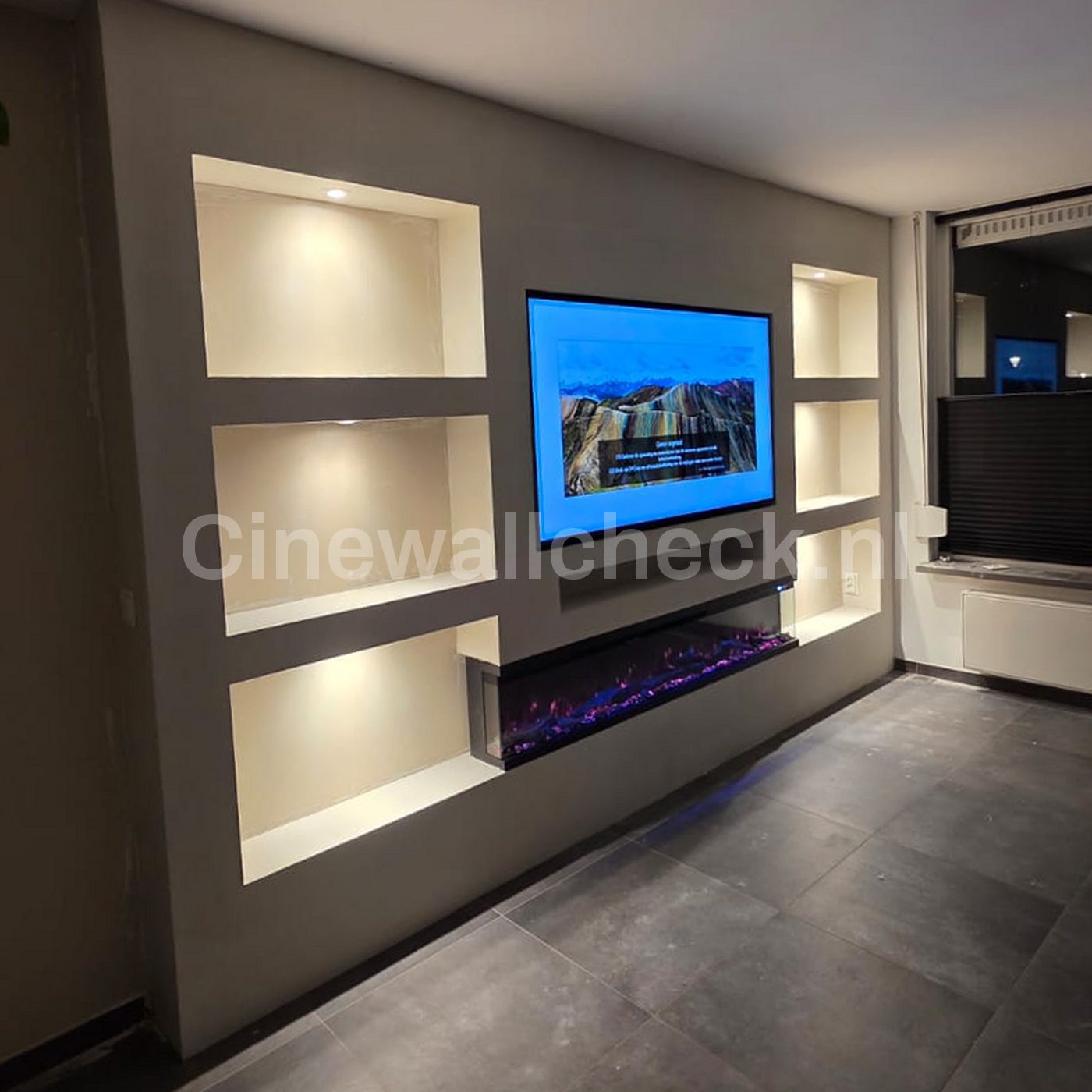 Cinewall met verlichte nissen en tv, kamer nog in verbouwing