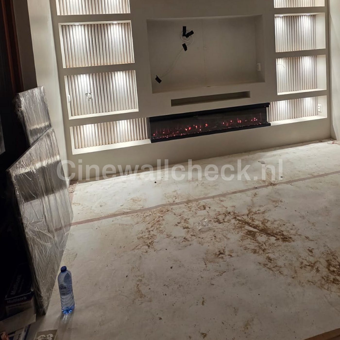 Cinewall in aanbouw met de verlichte nissen al aangebracht