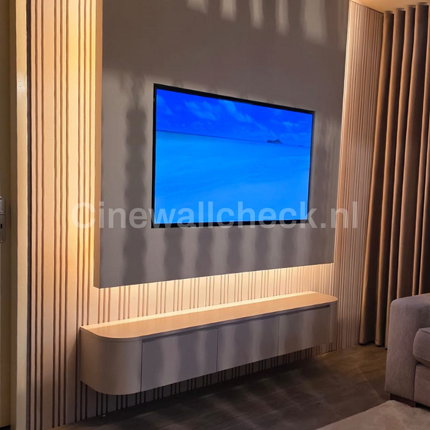 Cinewall met houten panelen en een zwevende plank onder de tv