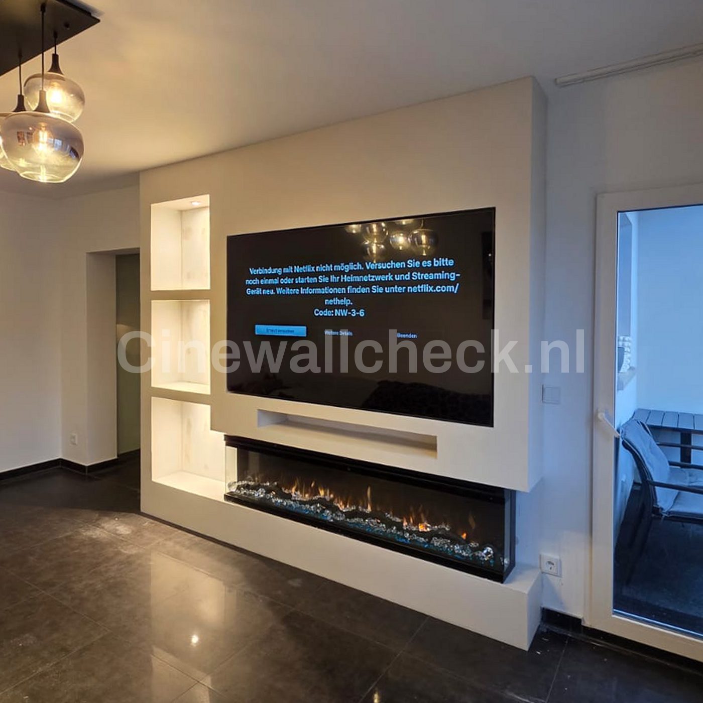 Cinewall met zwevende haardbank en hanglampen ervoor