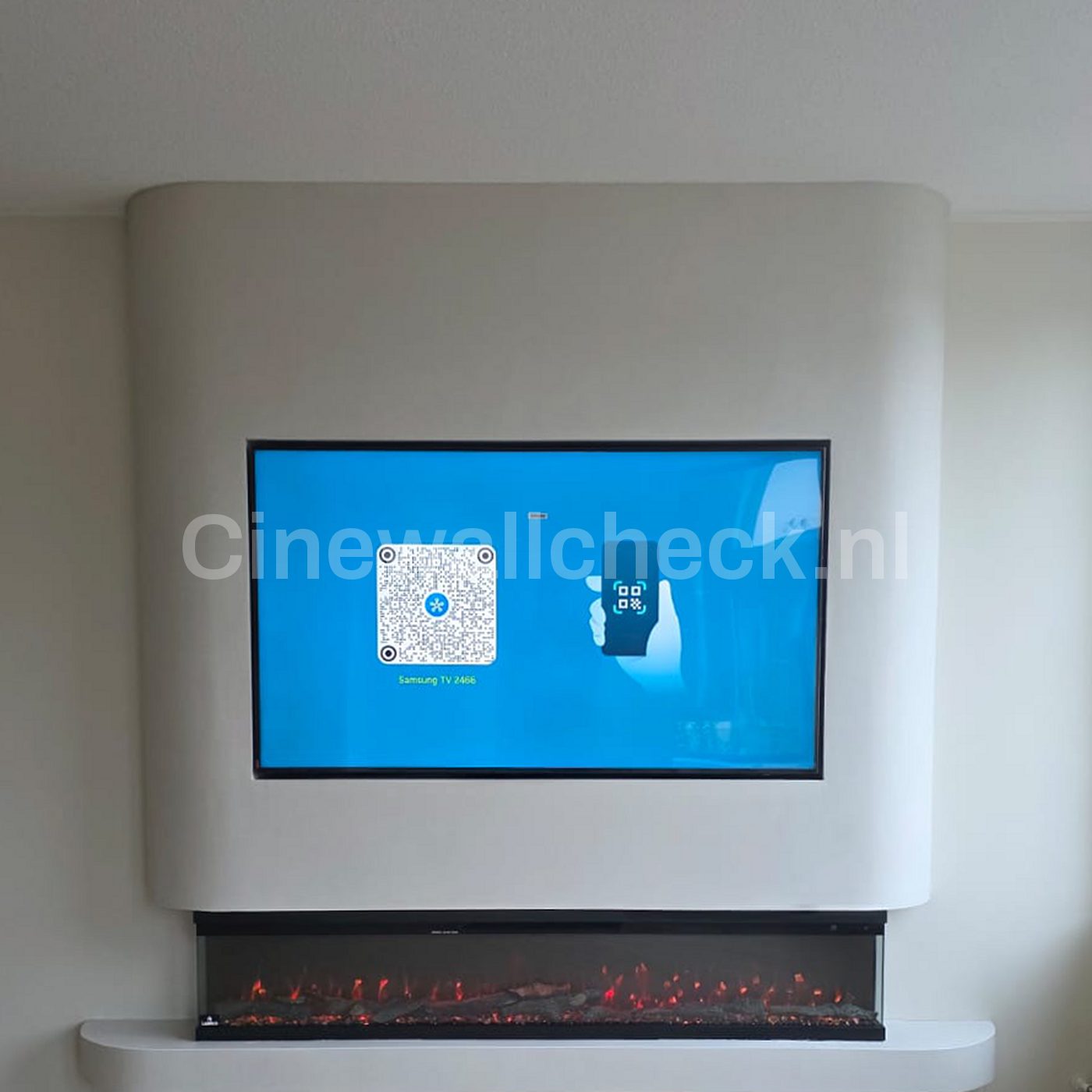 Strakke witte cinewall met tv en haard op een sokkel