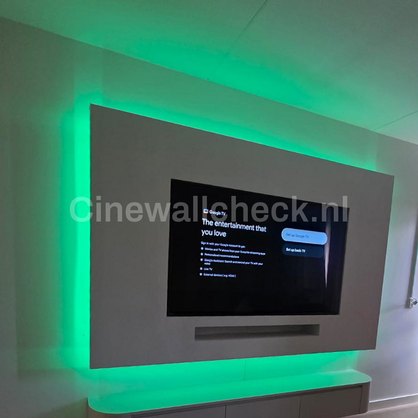 Cinewall met groene sfeerverlichting rond de tv