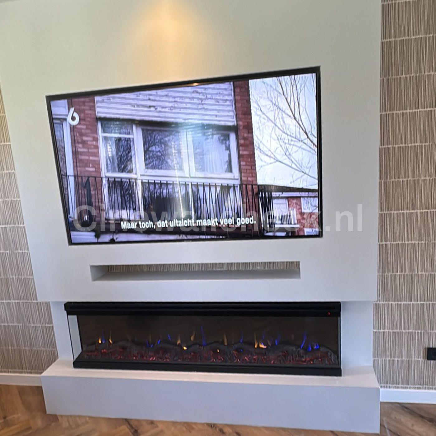 Cinewall met tv, brede haard en steenstrips