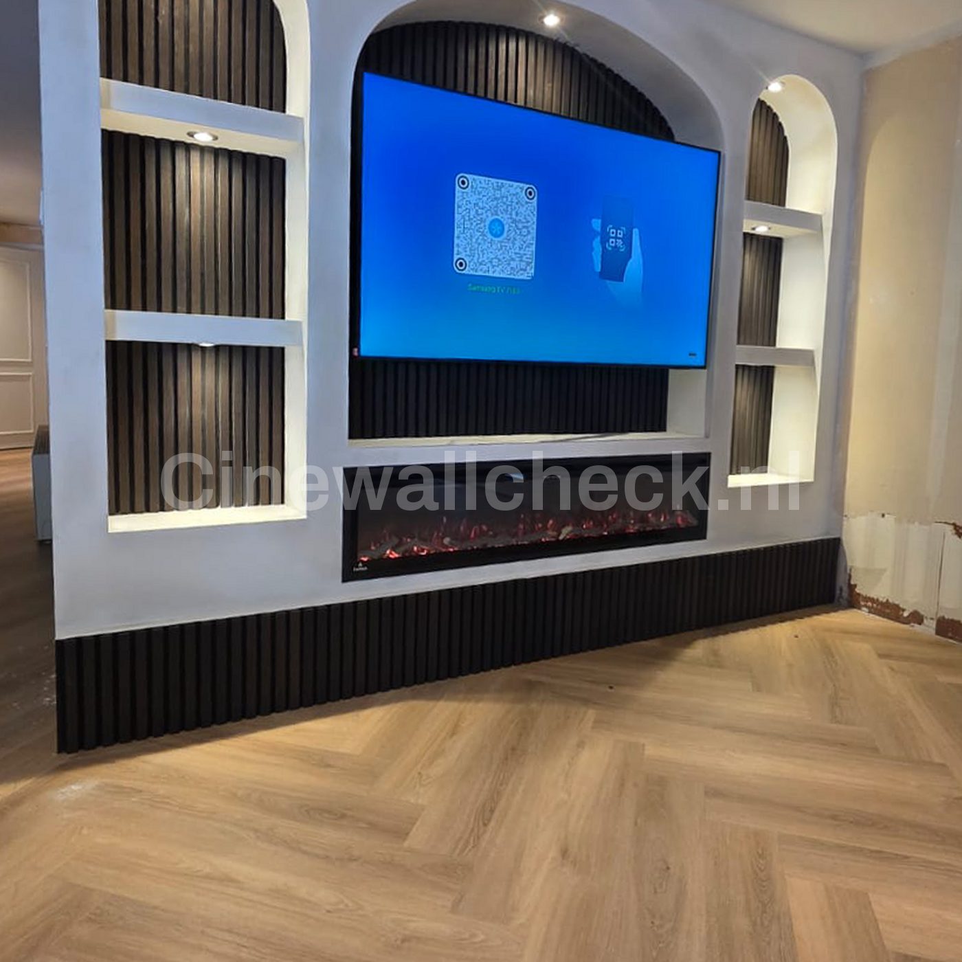 Cinewall met een ronde boog, panelen en verlichte nissen