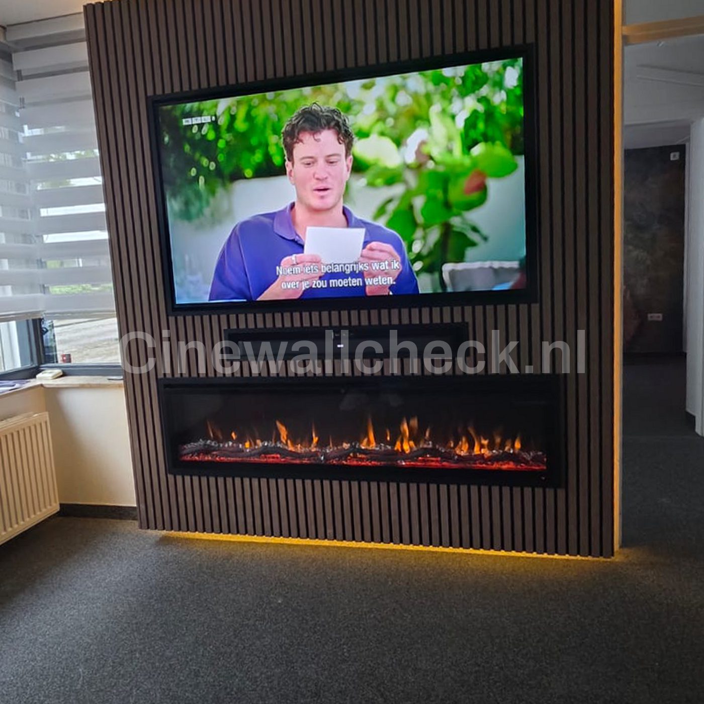Cinewall met houten panelen en haard in een donkere kamer