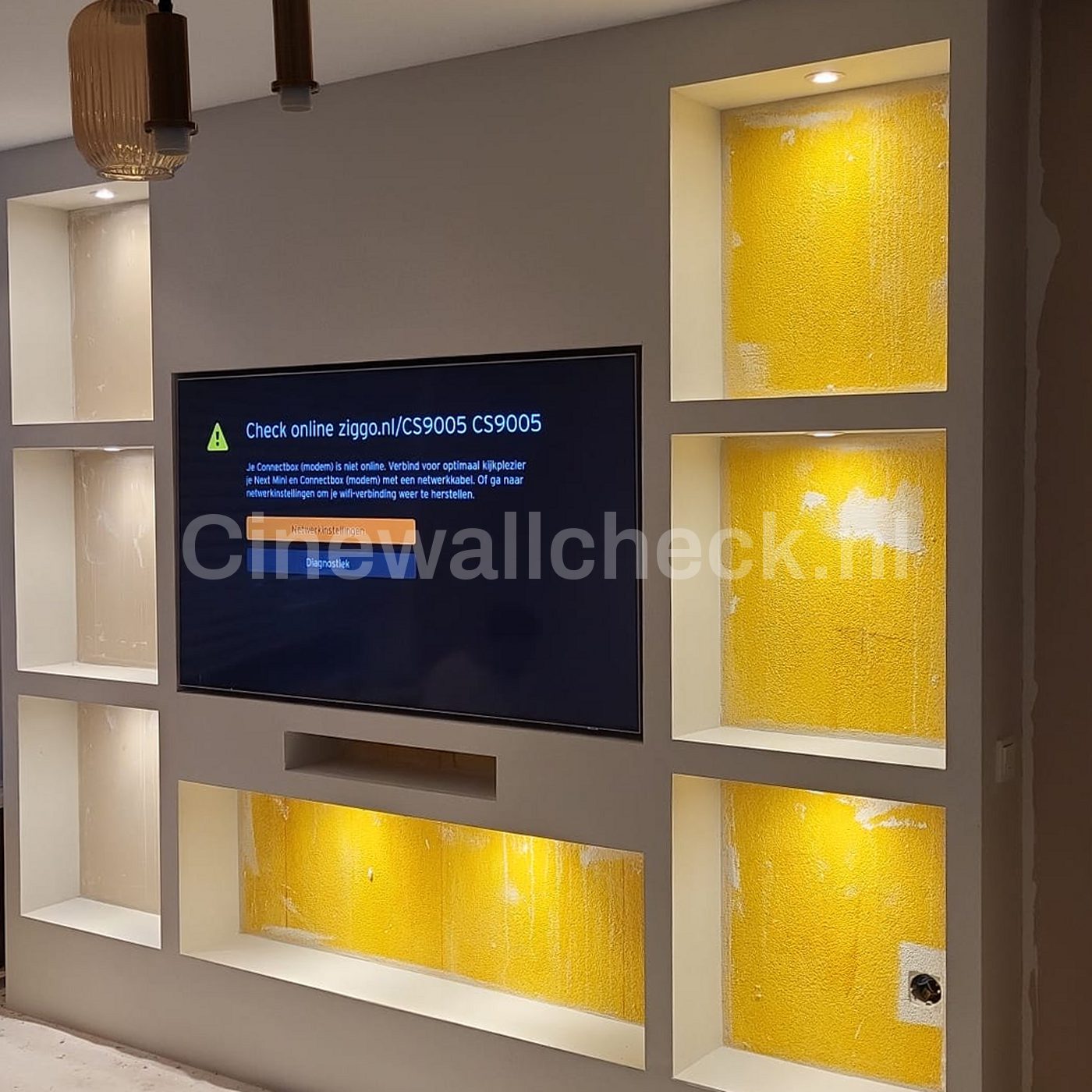 Cinewall met geel verlichte nissen naast de tv
